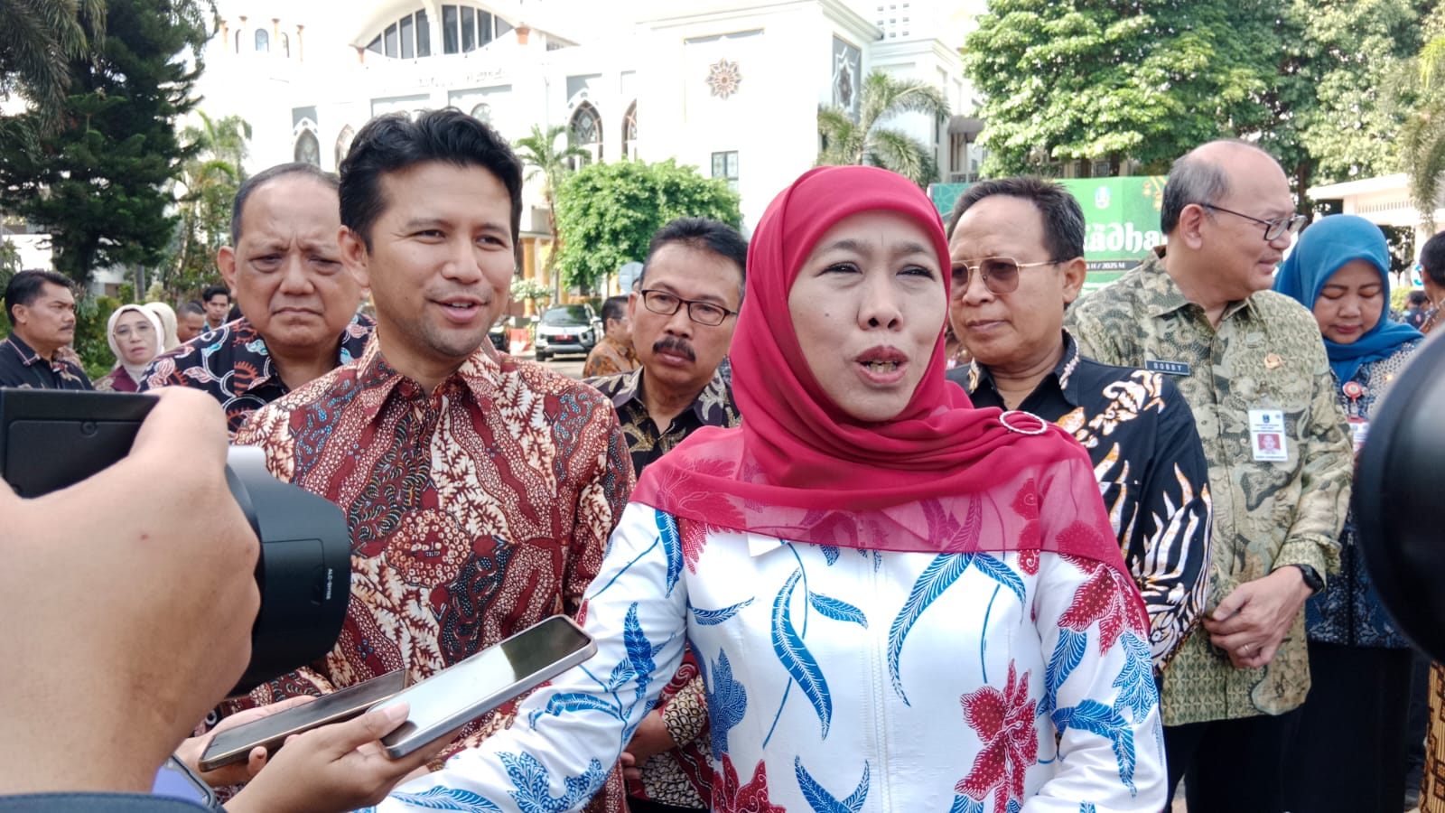 Gubernur Jawa Timur Khofifah Indar Parawansa  dan Wakil Gubernur Emil Elestianto Dardak usai apel pagi di Kantor Sekretariat Daerah Provinsi (Setdaprov) Jatim, Kamis (20/3/2025).