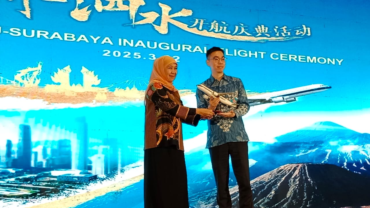Gubernur Jawa Timur, Khofifah Indar Parawansa, hadir langsung dalam acara peresmian rute penerbangan langsung Guangzhou-Surabaya yang berlangsung di JW Marriot Surabaya, Sabtu (22/3/2025)