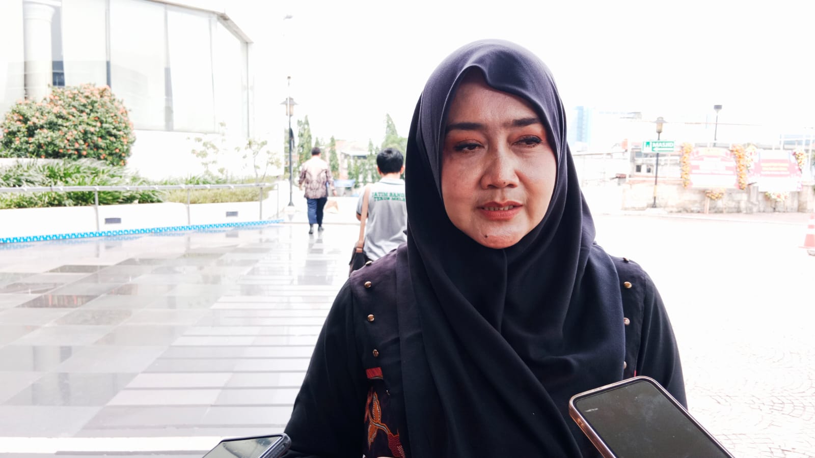 Kepala Dinas Kebudayaan dan Pariwisata Jawa Timur, Evy Afianasari memberikan keterangan pers seusai menghadiri pembukaan rute langsung Guangzhou - Surabaya, Sabtu (22/3).