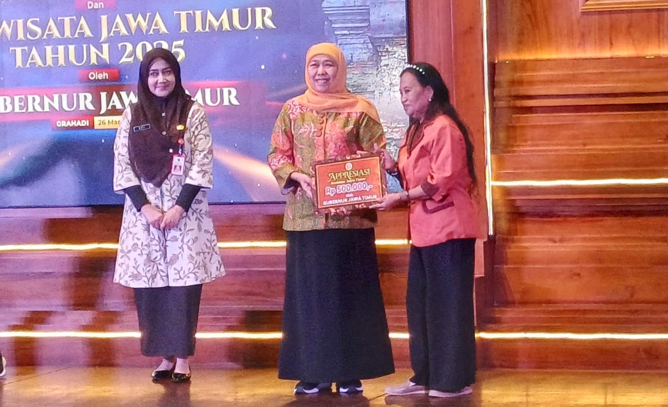 Gubernur Jawa Timur Khofifah Indar Parawansa menyerahkan apresiasi kepada 1.000 seniman dan juru cagar budaya dalam sebuah acara di Gedung Negara Grahadi, Rabu (26/3/2025)
