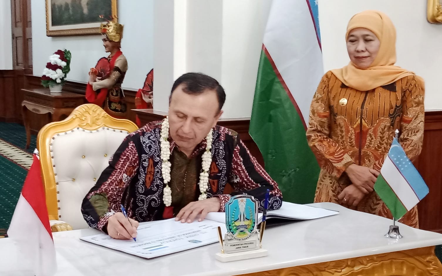 Gubernur Jawa Timur, Khofifah Indar Parawansa, menerima kunjungan Duta Besar Uzbekistan untuk Indonesia, Oybek Eshonov, di Gedung Negara Grahadi pada Kamis (27/3/2025)