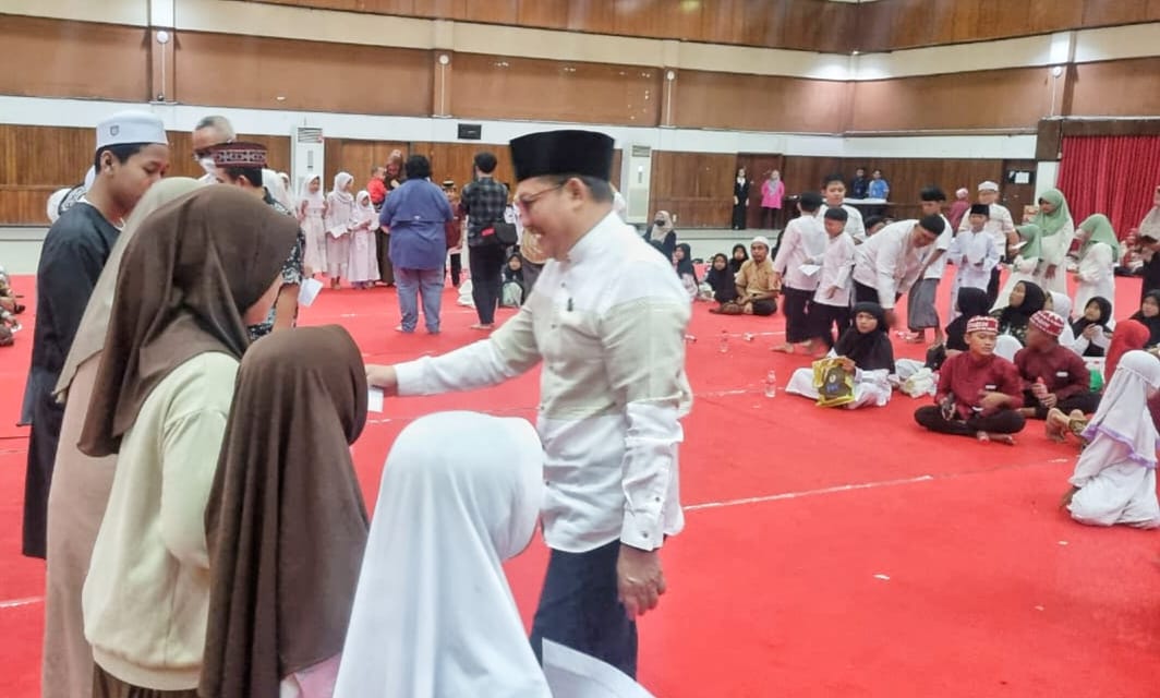 Untag Surabaya menggelar kegiatan buka puasa bersama serta penyerahan santunan kepada anak yatim piatu, Kamis(27/3)