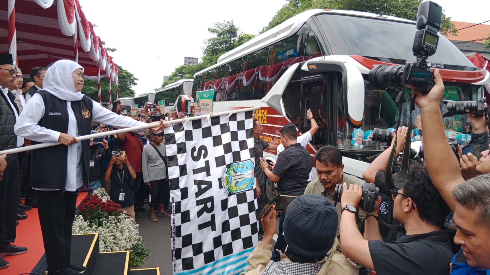 Pemprov Jatim) kembali menggelar program Mudik Gratis, yang tahun ini memberangkatkan 4.008 pemudik menggunakan 102 bus dari depan kantor Dinas Perhubungan (Dishub) Jatim, Sabtu (29/3/2025).