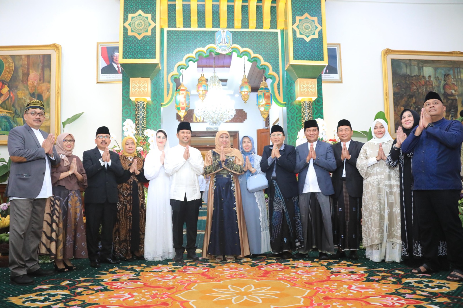 Suasana kehangatan dan keakraban menyelimuti Gedung Negara Grahadi, Surabaya, Senin (31/3) pagi, saat Gubernur Jawa Timur Khofifah Indar Parawansa menggelar open house dan halal bihalal bersama jajaran Forkopimda serta KepalaOPD) di lingkungan Pemprov Jat