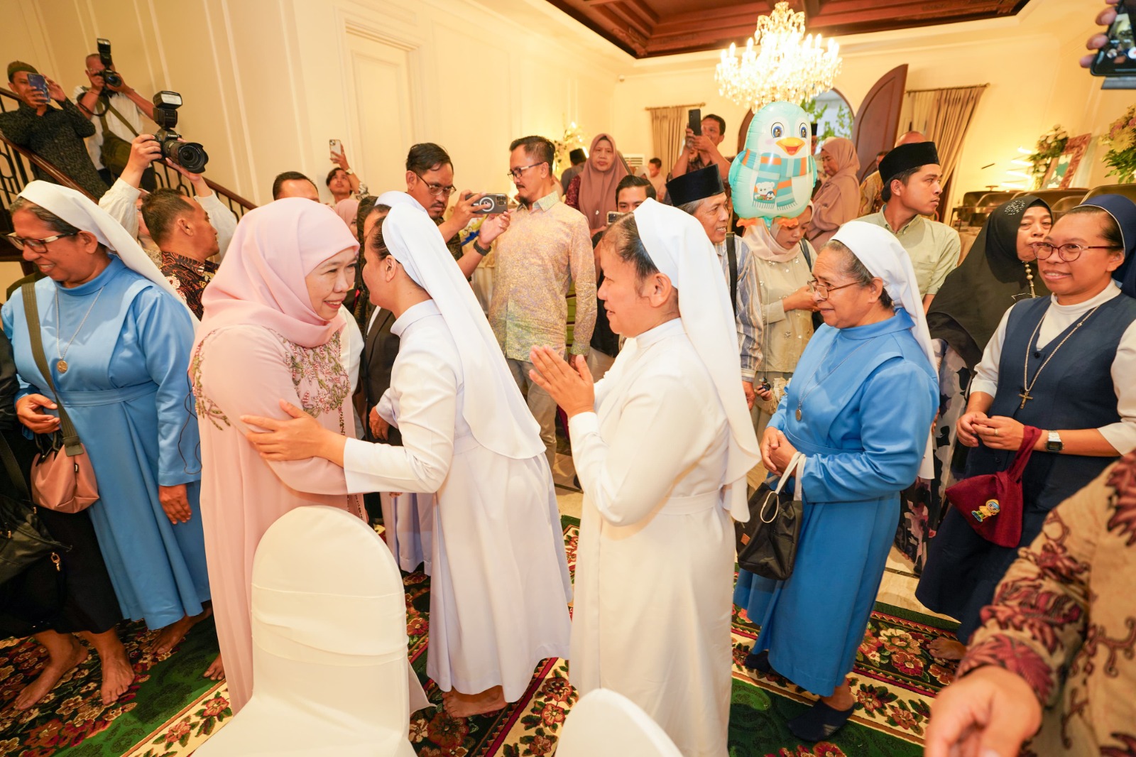 Gubernur Jawa Timur Khofifah Indar Parawansa menggelar open house di kediamannya, Jl. Jemursari, Wonocolo, Surabaya, pada hari kedua Lebaran, Selasa (1/4/2025).
