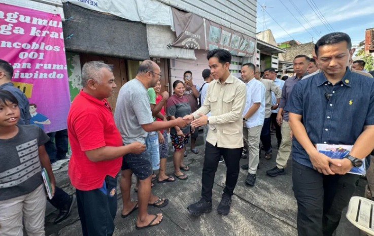 Suasana Idulfitri di Kota Solo semakin hangat dengan kehadiran Wakil Presiden (Wapres) Gibran Rakabuming Raka yang turun langsung menyapa warga di Kelurahan Tipes dan Kelurahan Kratonan, Surakarta, Jawa Tengah, Selasa pagi (1/4/2025).