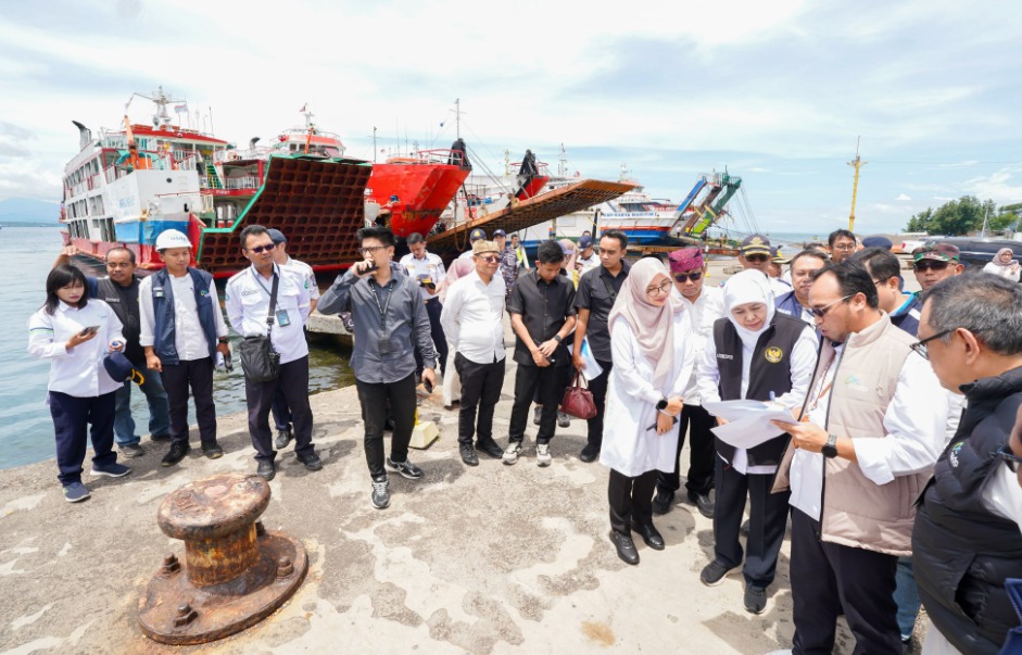 Gubernur Jawa Timur, Khofifah Indar Parawansa, langsung turun tangan mengecek kesiapan operasional kapal cepat rute Banyuwangi-Denpasar di Pelabuhan Boom, Banyuwangi, Jumat (4/4).