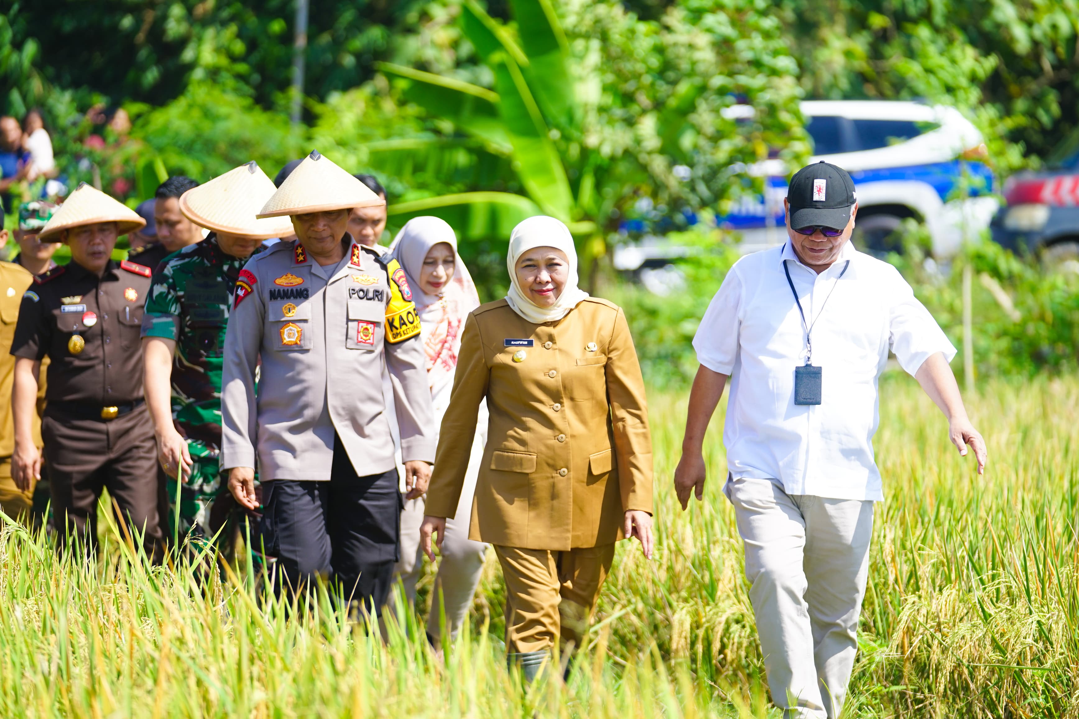 Gubernur Jawa Timur Khofifah Indar Parawansa memimpin langsung Panen Raya Padi Serentak yang digelar di 37 kabupaten/kota se-Jawa Timur pada Senin (7/4). Dipusatkan di Desa Kartoharjo, Kecamatan Ngawi, 