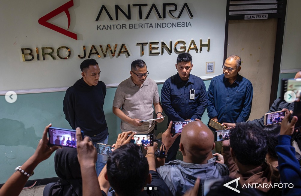 Direktur Pemberitaan LKBN ANTARA Irfan Junaidi menyaksikan Kabid Humas Polda Jateng Kombes Pol Artanto membacakan hasil mediasi antara Wartawan foto ANTARA Makna Zaezar (kiri) yang menjadi korban kekerasan oknum polisi Walpri 2 Kapolri Ipda Endri Purwa S