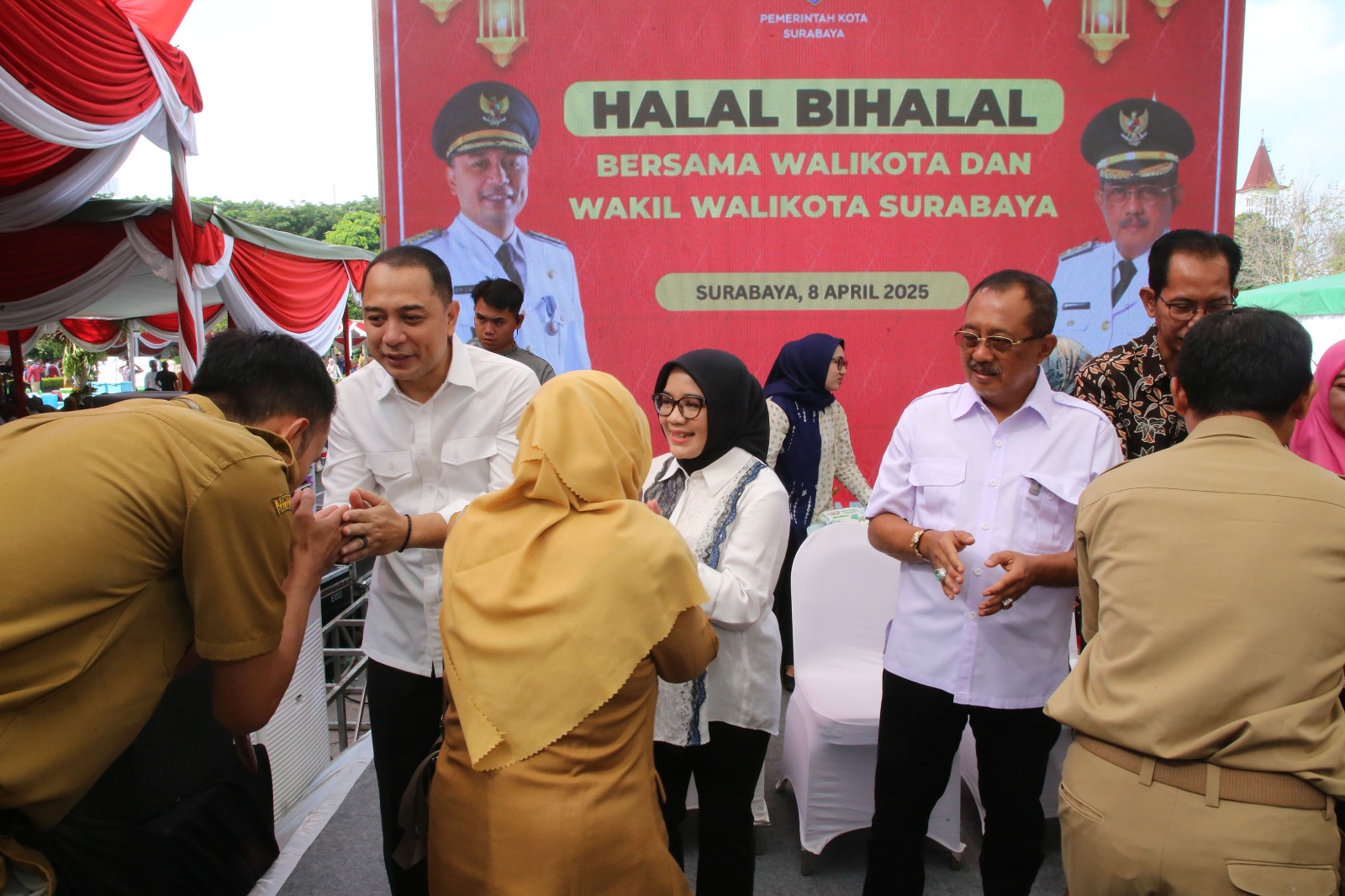 Ribuan pegawai Pemkot Surabaya memadati halaman Balai Kota, Selasa (8/4/2025), dalam acara halalbihalal yang digelar di hari pertama masuk kerja usai libur Idulfitri 1446 Hijriah