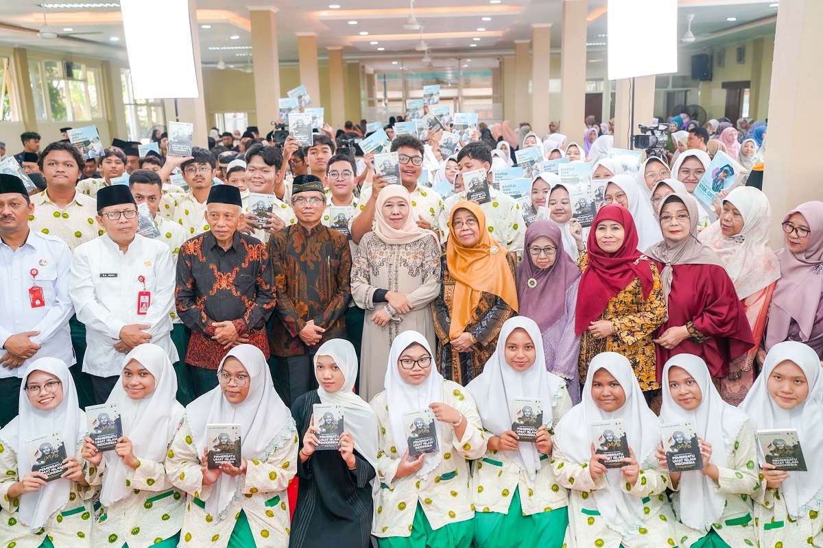 Gubernur Jawa Timur Khofifah Indar Parawansa, hadir dan menyampaikan pesan mendalam dalam acara Halal Bihalal Keluarga Besar Yayasan Khadijah yang digelar di Aula Yayasan, Jalan Ahmad Yani, Kamis (9/4/2025)