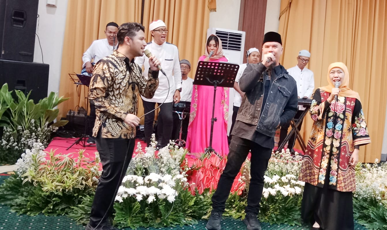 Anggota DPR RI dari Fraksi Partai Gerindra dapil Surabaya Sidoarjo, Ahmad Dhani hadir pada halal bihalal Gubernur Jawa Timur Khofifah Indar Parawansa bersama para kepala daerah seluruh kabupaten kota di Jawa Timur di Gedung Negara Grahadi, Rabu (9/4/2025)