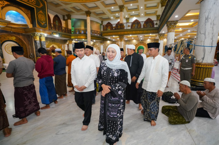Gubernur Jawa Timur Khofifah Indar Parawansa bersama Wakil Gubernur Emil Elestianto Dardak ziarah ke makam ulama besar Syaikhona Muhammad Kholil di Bangkalan, Kamis (10/4) malam.