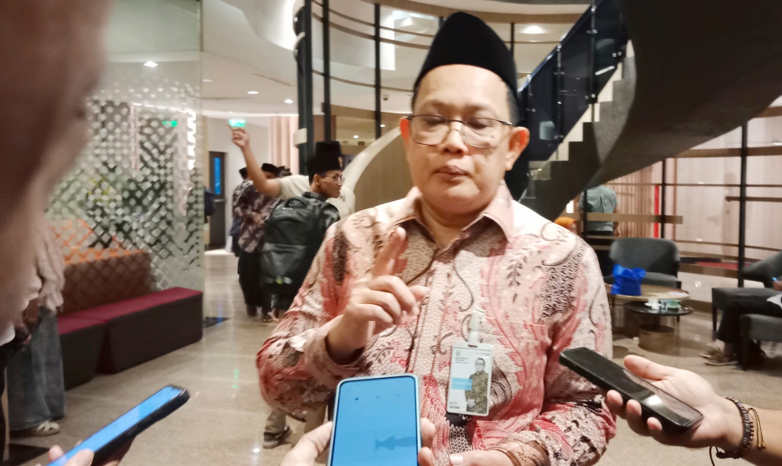 Sekretaris Daerah Provinsi Jawa Timur, Adhy Karyono memberika keteranga kepada awak media usai menghadiri acara di Hotel Haris Surabaya, Rabu (16/4/2025).