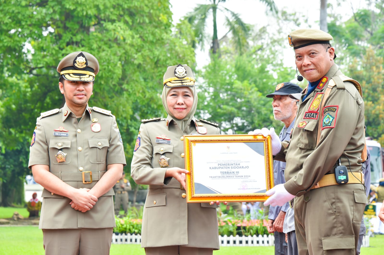 Gubernur Jawa Timur Khofifah Indar Parawansa bersama Wakil Gubernur Emil Elestianto Dardak pada Apel Kesiapsiagaan Nasional Damkar, Satpol PP, dan Linmas di Alun-Alun Sidoarjo, Kamis (17/4),