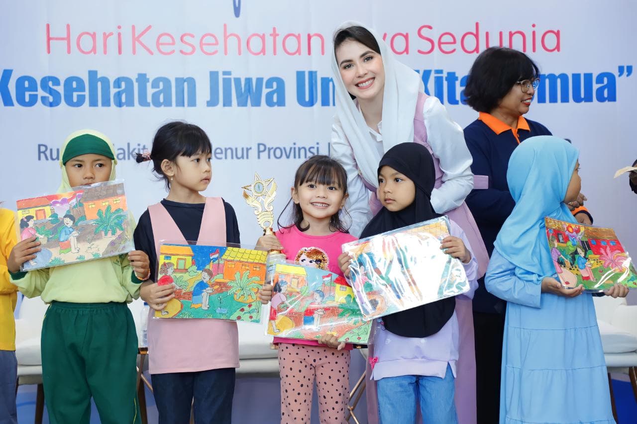 Ketua TP PKK Provinsi Jawa Timur Arumi Bachsin saat menjadi narasumber Talkshow Hari Kesehatan Jiwa Sedunia dengan tema ‘Kesehatan Jiwa Untuk Kita Semua’ di RSJ Menur Surabaya, Minggu (29/10).