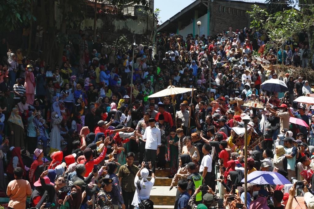 Ribuan orang berbondong-bondong datang ke kompleks makam Kyai Ageng Gribig, untuk mengikuti acara rutin tahunan, sebar apem Yaa Qowiyyu.