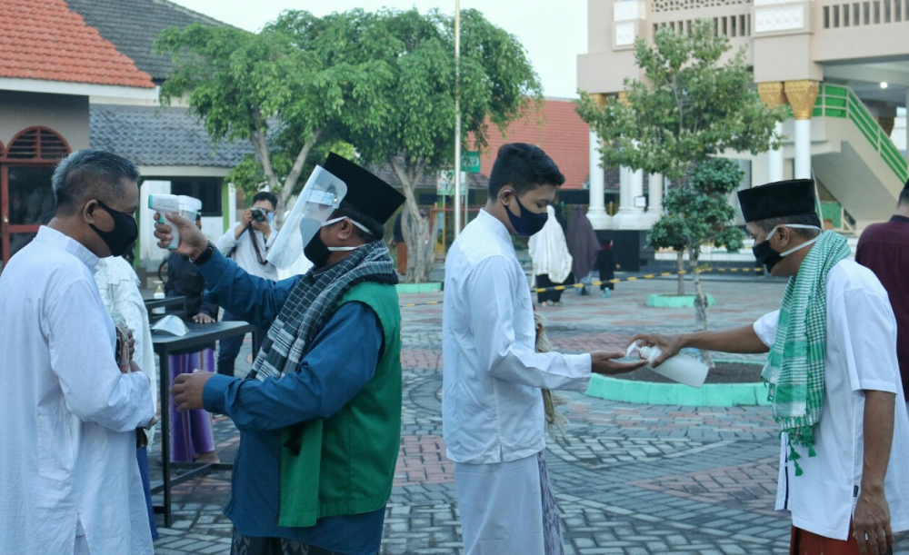 Warga Sidoarjo Gelar Salat Id Sesuai Protap Covid-19