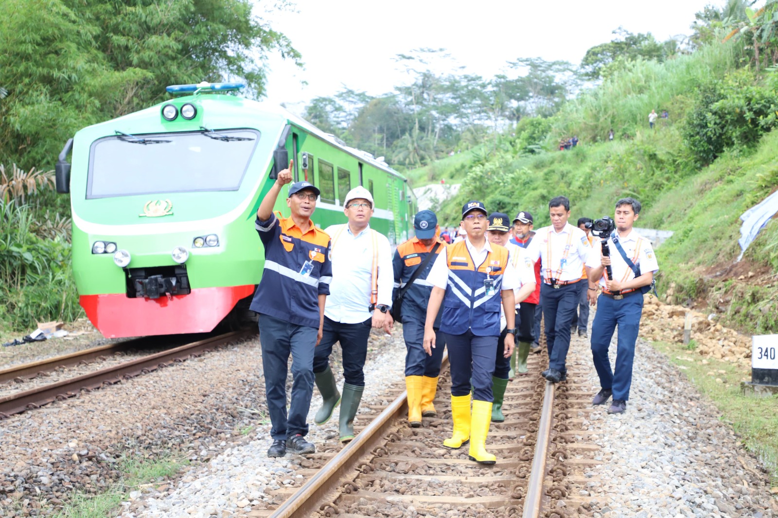Direktur Utama PT Kereta Api Indonesia (Persero) – Didiek Hartantyo bersama stakeholders perkeretaapian melakukan tinjauan langsung melihat kondisi dan proses normalisasi yang tengah berlangsung di KM 340 + 100 petak jalan antara Stasiun Karanggandul – Ka