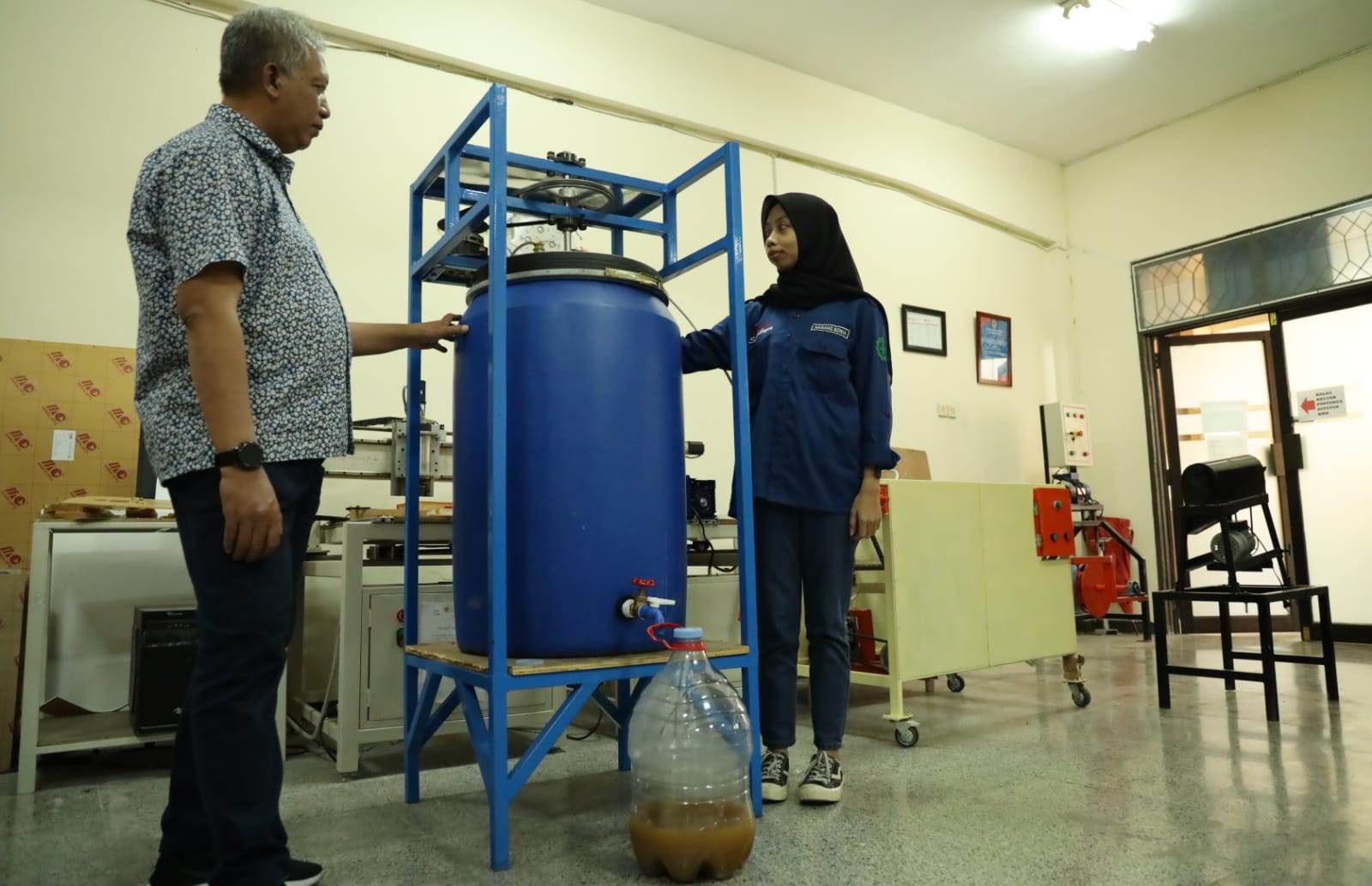 Nawang Sonia saat memeragakan inovasi berupa rancangan bioreaktor pupuk cair yang dapat meningkatkan efisiensi pembuatan pupuk. Rancangan alat Bioreaktor ini adalah hasil dari penelitian Tugas Akhir dalam studi S-1 nya