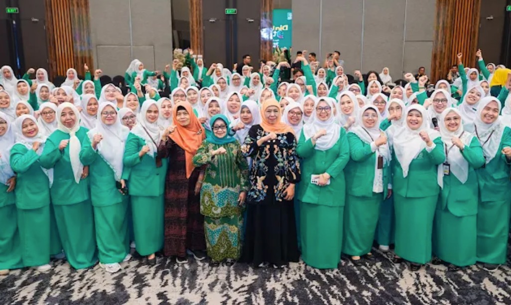 Ketua Umum PP Muslimat NU dan Gubernur Jawa Timur periode 2019-2024, Khofifah Indar Parawansa saat menghadiri  Konferwil XVI PW Fatayat NU di Kota Surabaya, Jumat (6/9/2024).