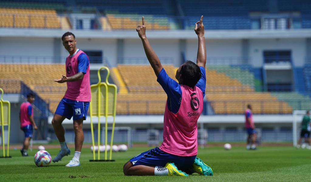 Gelandang PERSIB, Adam Alis berlatih di Stadion Gelora Bandung Lautan Api, Selasa, 19 November 2024. (PERSIB.co.id/Barly Isham)