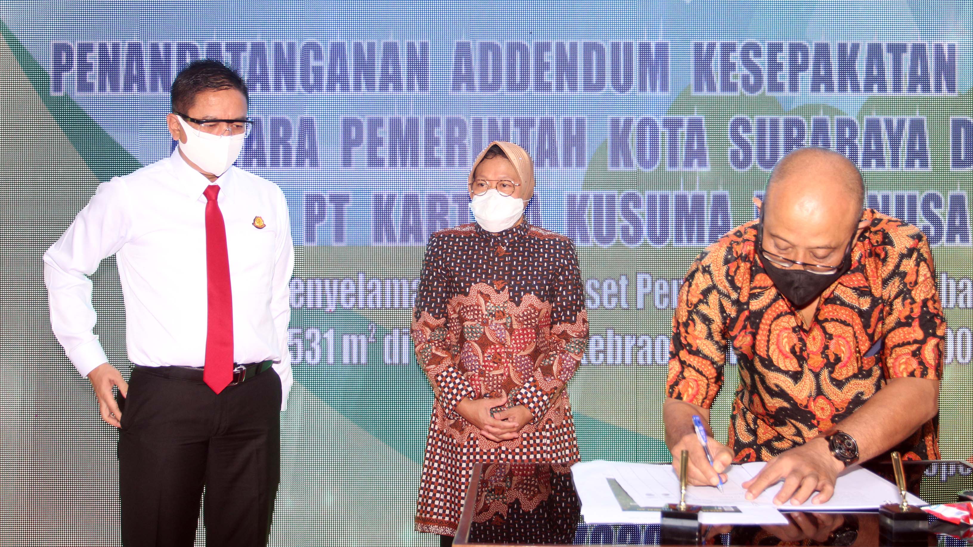 Wali Kota Surabaya Tri Rismaharini melakukan Penandatanganan Addendum Kesepakatan Tahun 1984 antara Pemerintah Kota (Pemkot) Surabaya dengan PT Kartika Kusuma Internusa disaksikan kepala Kejaksaan Negeri Surabaya Anton Delianto, S.H, M.H. foto : om prass