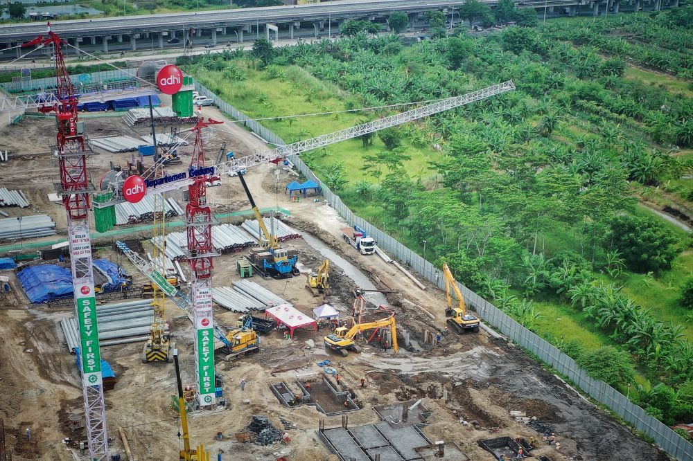 Proyek pembangunan kampus II UINSA yang dikerjakan PT Adhi Karya dan mengenai pipa induk PDAM Surabaya hingga jebol. Akibatnya, 30 ribu pelanggan terdampak. (FOTO HMP/ZULFIKAR)