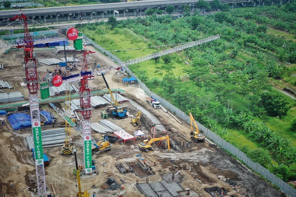 Proyek pembangunan kampus UINSA di Surabaya yang jebolkan pipa PDAM. Proyek ini dikerjakan BUMN PT Adhi Karya 
