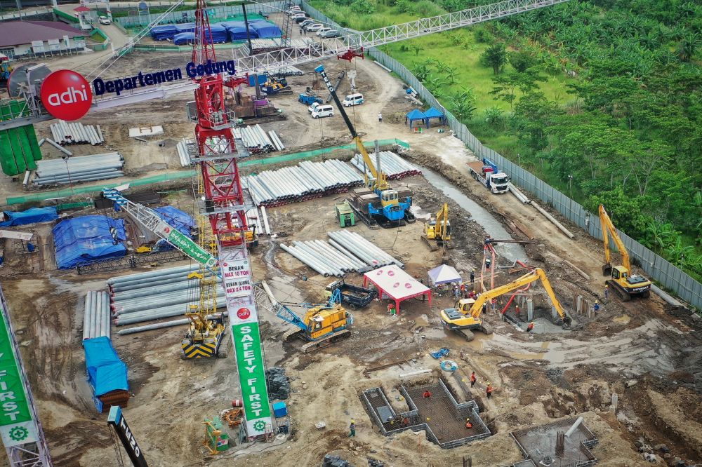 Lokasi jebolnya pipa PDAM akibat terkena tiang pancang proyek pembangunan kampus II UINSA yang dikerjakan PT Adhi Karya di daerah Gunung Anyar, Surabaya. (FOTO HMP/Zulfikar)