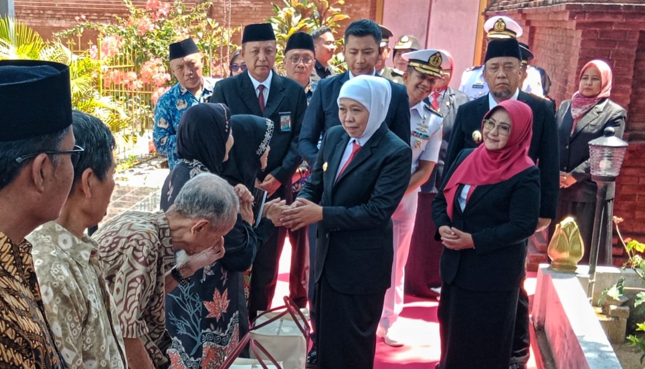 Gubernur Khofifah saat menyerahkan bingkisan dan tali asih kepada lima ahli waris keluarga Gubernur Suryo