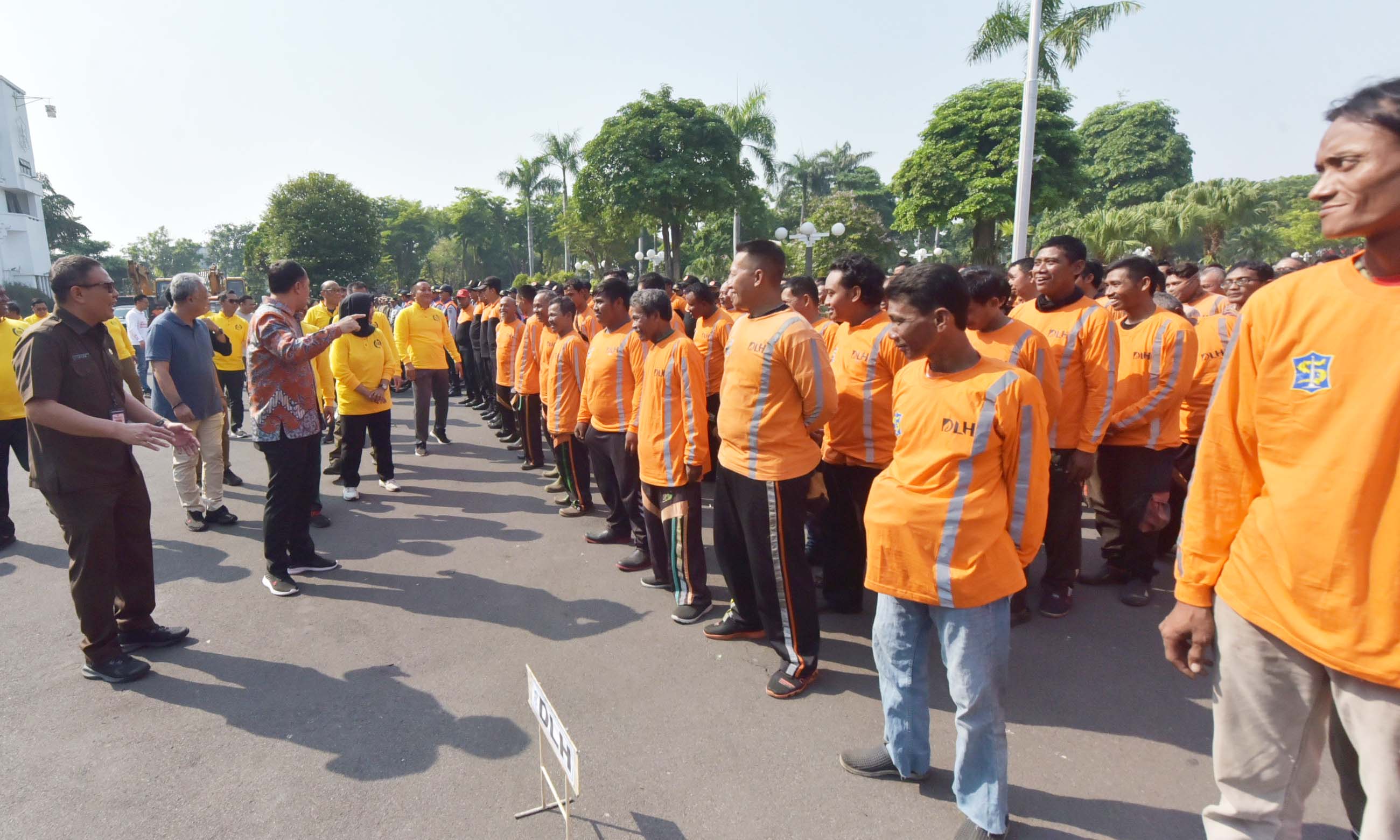 Wali Kota Surabaya Eri Cahyadi memimpin Apel Bela Pasukan Pengamanan dan Penertiban Pedestrian, serta Saluran Air di Kota Pahlawan, pada Selasa (16/5/2023)