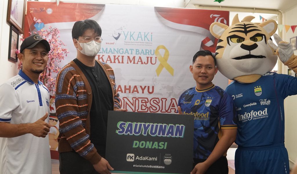 PERSIB dan AdaKami dalam kegiatan sosial "Sauyunan" di Yayasan Kasih Anak Kanker Indonesia (YKAKI) di Jl. Pandu No.17, Kota Bandung, Kamis, 15 Agustus 2024 (PERSIB.co.id/Fernando Hero)

