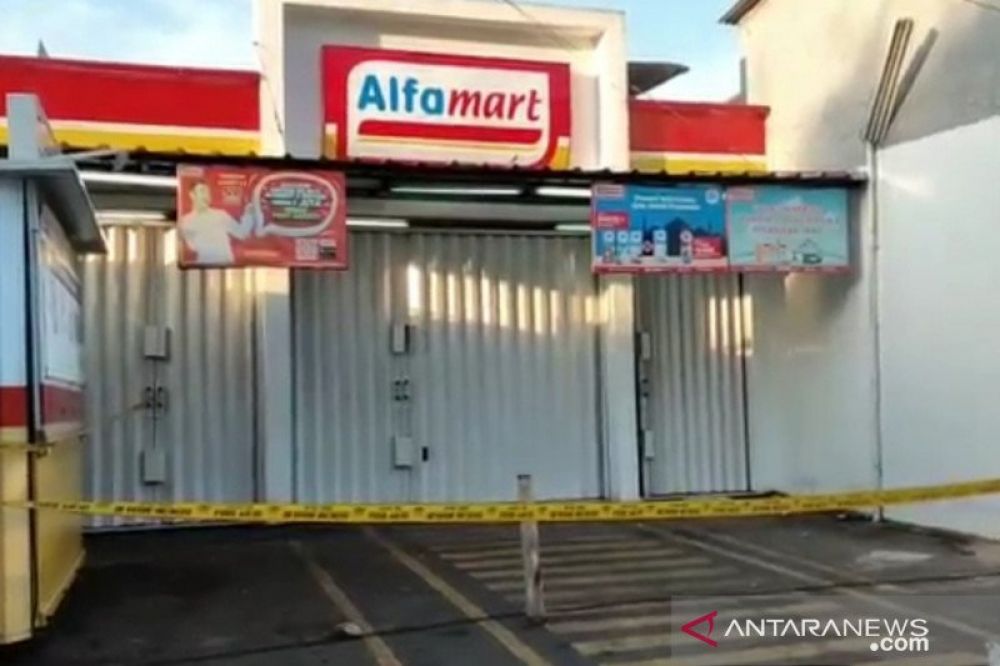 POLICE LINE: Polisi memasang garis polisi di sekitar minimarket Alfamart, Duren Sawit, Jakarta Timur yang distroni perampok, Kamis (16/4/2020). (ANTARA/Andi Firdaus). 

