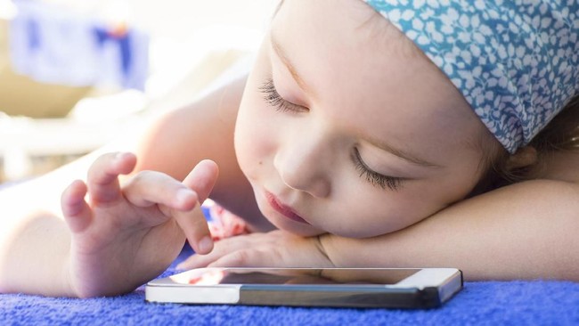 Berbeda dengan orang tua atau pengasuhnya, anak gen-z tumbuh beriringan seiring dengan perkembangan teknologi. Anak-anak ini tentunya akan lebih banyak terekspos dengan terknologi, khususnya gadget.
