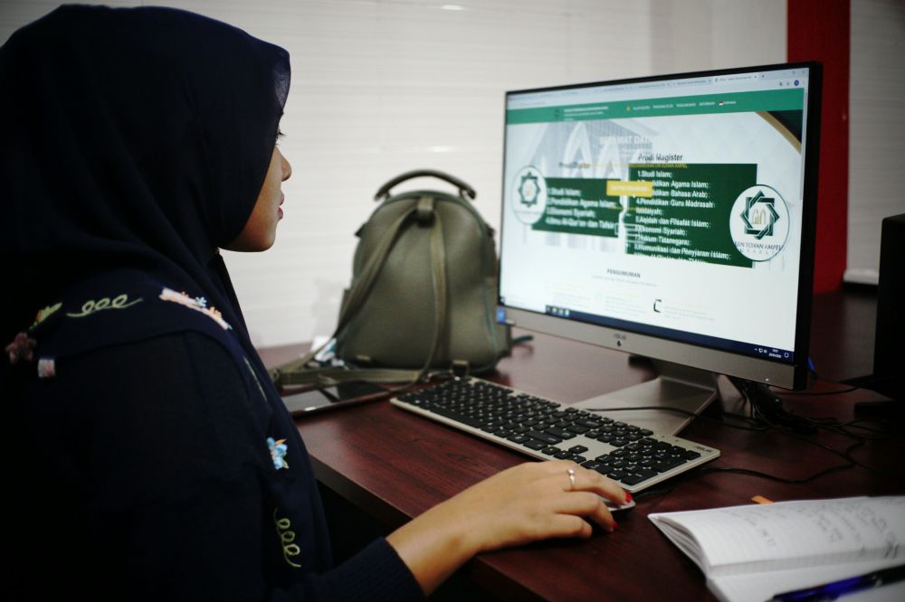 Seorang mahasiswi mencoba pendafataran lewat online. Foto: Zul/HMP