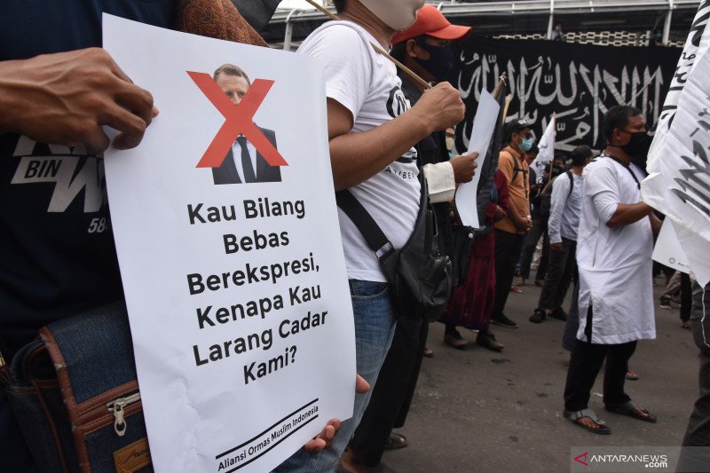 Massa dari aliansi ormas muslim berunjuk rasa menentang sikap Presiden Prancis Emmanuel Macron terkait gambar Nabi Muhammad SAW di kawasan Kedubes Prancis, Jakarta, Rabu (4/11/2020). ANTARA FOTO/Indrianto Eko Suwarso/aww.

