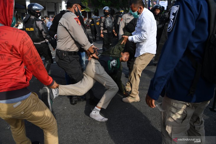 Kericuhan saat aksi unjuk rasa menolak UU Ciptakerja