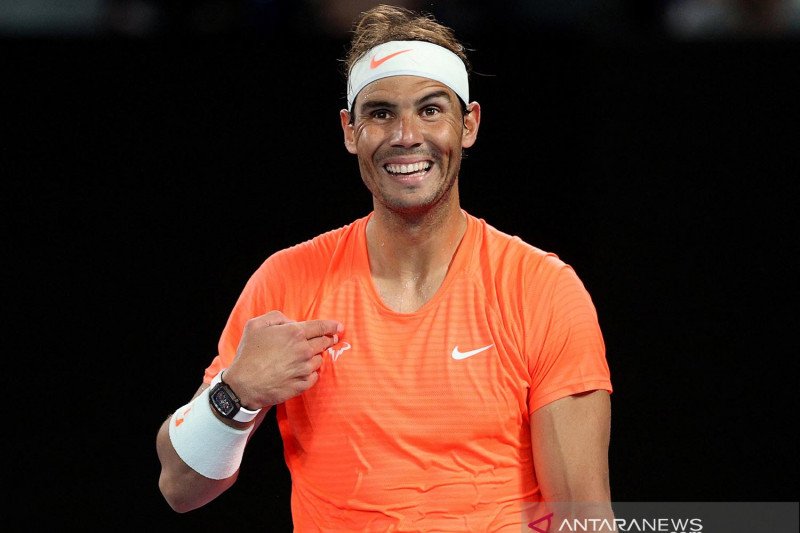 Petenis Spanyol Rafael Nadal menyapa seorang penggemar saat bertanding di babak kedua kejuaraan tenis Australia Terbuka melawan petenis AS Michael Mmoh di Melbourne Park, Melbourne, Australia, Kamis (11/2/2021). ANTARA FOTO/REUTERS/Loren Elliott/AWW/djo
