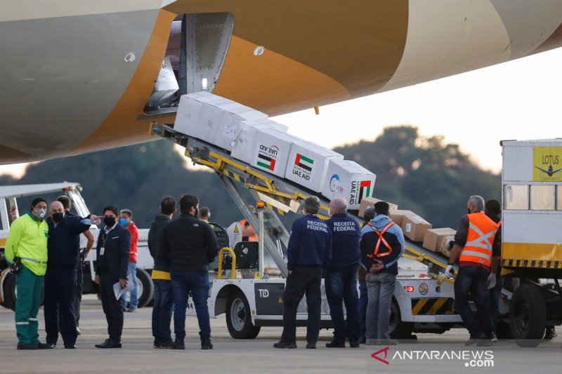 Para petugas mengeluarkan pasokan medis sumbangan Uni Emirat Arab dari pesawat, di tengah penyebaran penyakit virus corona (COVID-19) di Pangkalan Udara Brasilia, di Brasilia, Brazil, Senin (6/7/2020). ANTARA FOTO/REUTERS/Adriano Machado/hp/cfo