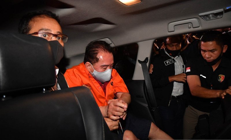 Petugas kepolisian membawa buronan kasus korupsi pengalihan hak tagih (cessie) Bank Bali Djoko Tjandra (tengah) yang ditangkap di Malaysia setibanya di Bandara Halim Perdanakusuma Jakarta, Kamis (30/7/2020). ANTARA FOTO/Nova Wahyudi/pras.

