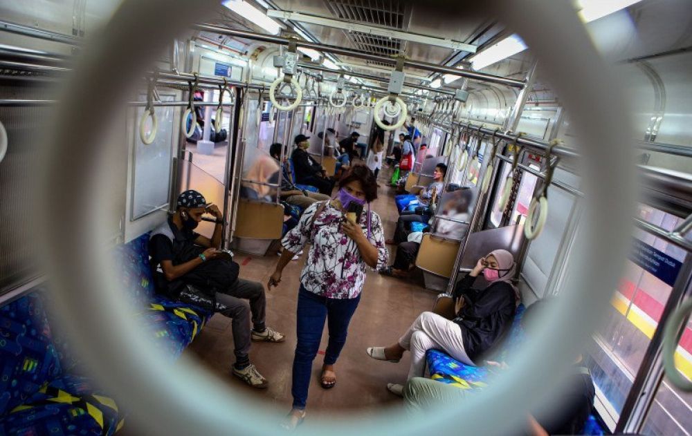 Sejumlah penumpang berada di gerbong KRL di Stasiun Tangerang, Banten, Minggu (7-6-2020). ANTARA FOTO/Fauzan/aww.