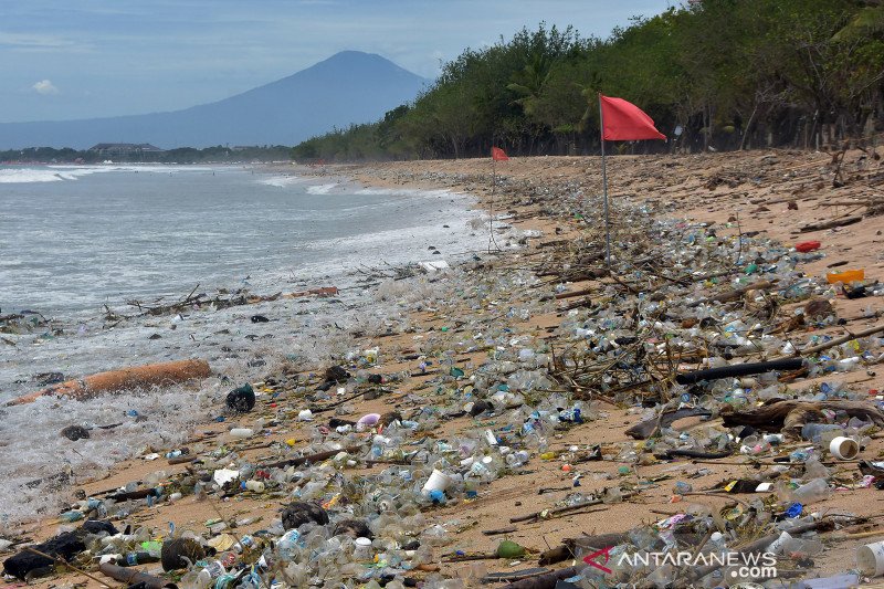 Kawasan Pantai Kuta di Badung, Bali, dipenuhi sampah kiriman pada Kamis (31/12/2020), menjelang pergantian tahun. (ANTARA FOTO/Nyoman Hendra Wibowo/pras)


