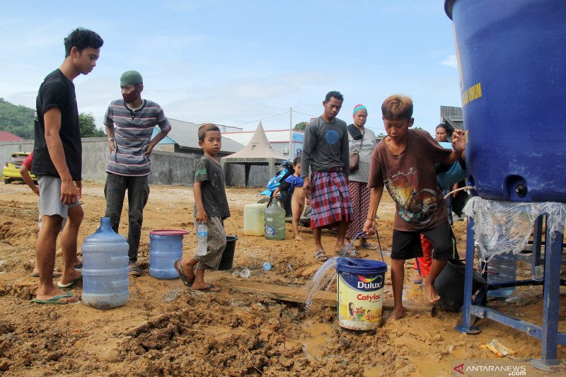 Sejumlah pengungsi antre mengambil air bersih di tempat pengungsian di Mamuju, Sulawesi Barat, Kamis (21/1/2021). (ANTARA FOTO/AKBAR TADO)

