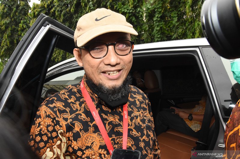 Penyidik KPK Novel Baswedan memberikan keterangan kepada wartawan usai memenuhi undangan Komisi Kejaksaan di Jakarta, Kamis (2/7/2020). ANTARA FOTO/Indrianto Eko Suwarso/hp.

