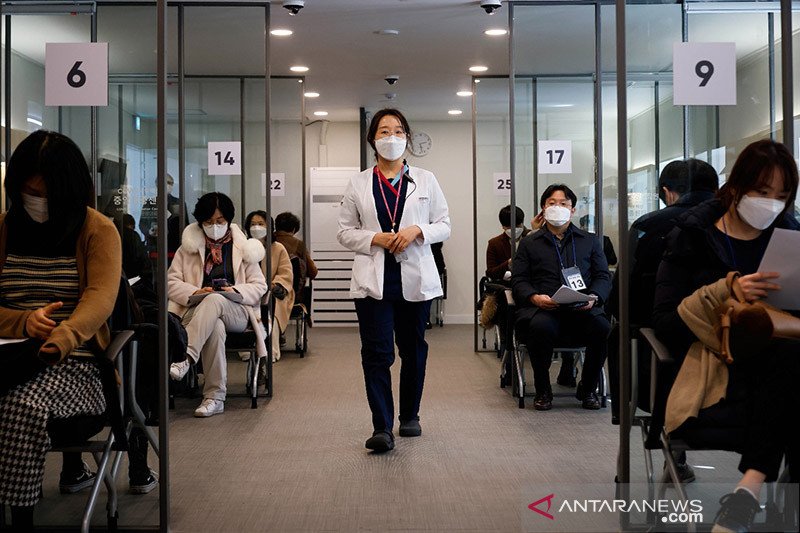 Seorang perawat ikut serta dalam latihan simulasi vaksinasi penyakit virus corona (COVID-19) di pusat vaksinasi COVID-19 di Seoul, Korea Selatan, Selasa (9/2/2021). ANTARA FOTO/REUTERS/Kim Hong-Ji/Pool/HP/sa/am.

