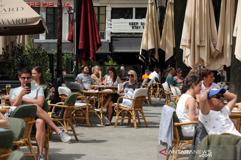 dok/Pengunjung menikmati minuman mereka di kafe yang buka kembali di Leidseplein Square, seiring Belanda melonggarkan sejumlah aturan penguncian untuk memerangi wabah penyakit virus corona (COVID-19), di Amsterdam, Belanda. ANTARA FOTO/REUTERS/Eva Plevier