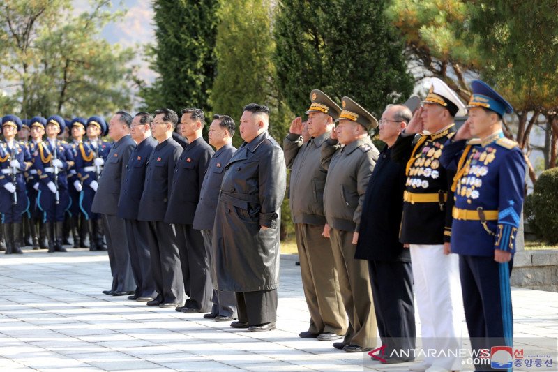 Pemimpin Korea Utara Kim Jong Un mengunjungi makam pahlawan Relawan Rakyat China (CPV) di wilayah bagian Hoechanng, provinsi Phyongan Selatan, Korea UTara, dalam foto tanpa tanggal yang disediakan oleh Agensi Berita Sentral Korea (KCNA), Kamis (22/10/2020