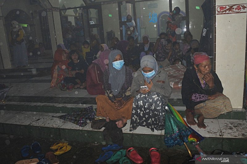 Warga mengungsi untuk menghindari dampak erupsi Gunung Semeru di Kecamatan Pronojiwo, Lumajang, Jawa Timur, Selasa (1/12/2020). Pengungsi menempati masjid, pasar, dan emperan toko karena belum tersedia posko pengungsian. ANTARA FOTO/Seno/foc,