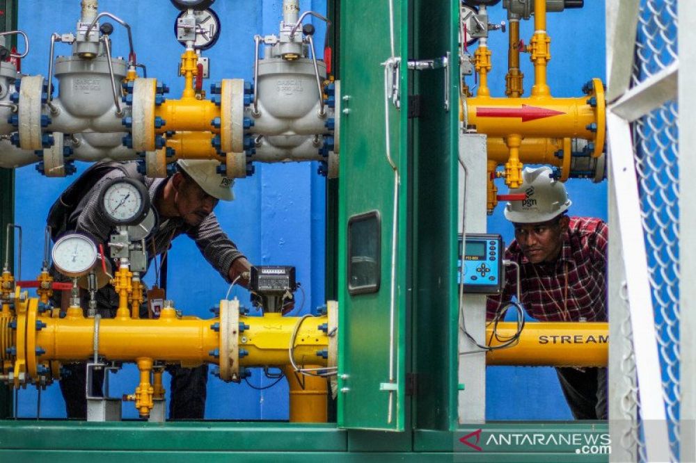 Pekerja melakukan perawatan regulator jaringan gas rumah tangga (jargas) di Krueng Geukuh, Kecamatan Dewantara, Aceh Utara, Aceh, Selasa (2/6/2020). PT Perusahaan Gas Negara Tbk (PGN) memperluas pengembangan Infrastruktur dan Utilisasi Gas Bumi Nasional d